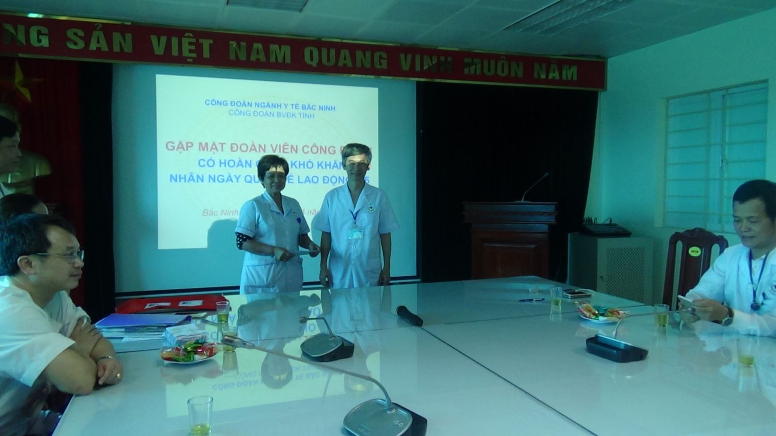 79king12 Bệnh viện đa khoa tỉnh Bắc Ninh tổ chức gặp mặt và tặng quà các gia đình có hoàn cảnh khó khăn nhân ngày Quốc tế lao động năm 2017 